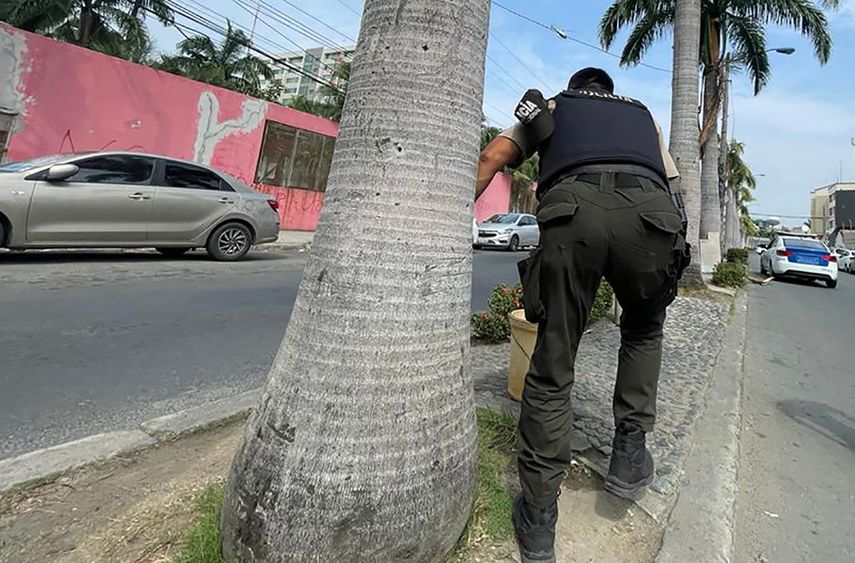 Un policía ecuatoriano se acerca a las instalaciones del canal de televisión TC de Ecuador después de que hombres armados no identificados irrumpieran en el estudio de televisión estatal en vivo el 9 de enero de 2024, en Guayaquil