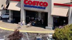 Foto aérea de la entrada a una de las tiendas de la cadena minorista Costco. Foto aérea de la entrada a una de las tiendas de la cadena minorista Costco.