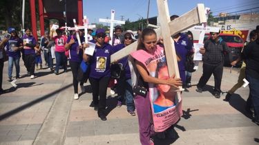 El Vía Crucis, que se extendió a unas 25 cuadras del punto de partida, llegó hasta un hotel en el que colocaron las fotografías de las 15 jóvenes desaparecidas.&nbsp;