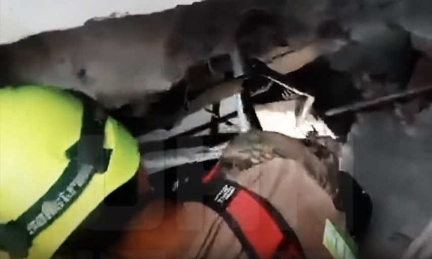 El hallazgo renovó la esperanza de familiares y de los equipos de emergencia, que continúan recorriendo las zonas devastadas.