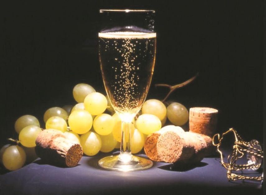 Comer 12 uvas antes de la medianoche. Uno de los rituales más populares es el de comer una uva por cada campanada antes de que entre el Año Nuevo. Una recomendación importante es hacer una lista de los 12 deseos que más anhela tu corazón para los 12 meses de 2022.