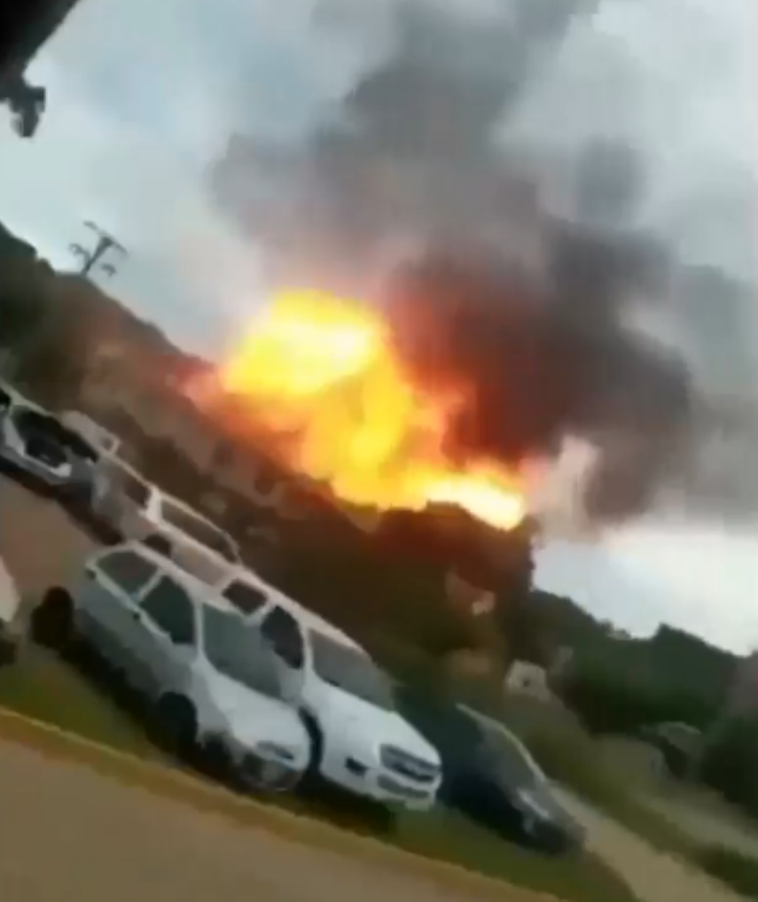 Momentos en que estalla un coche bomba en una base militar de Colombia.