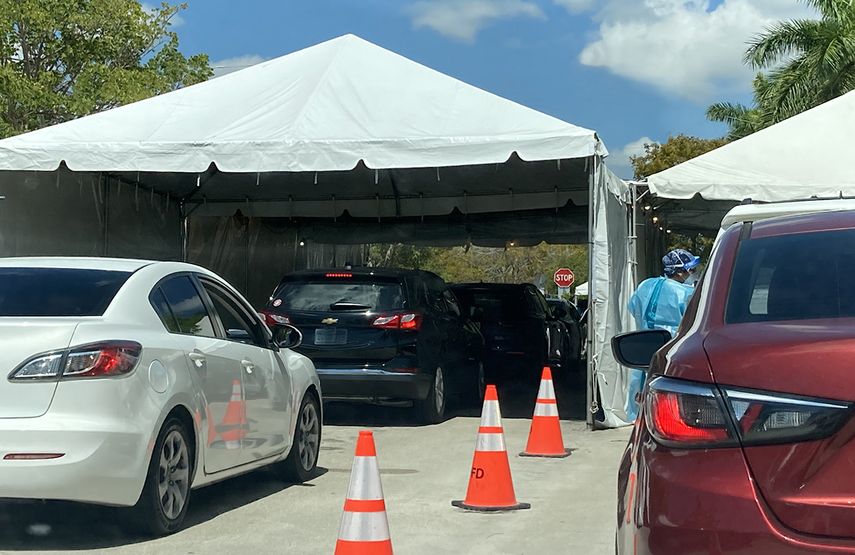 Vehículos se acercan a la tienda donde se realizan las pruebas.