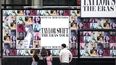 Una familia mira un quiosco de productos de Taylor Swift en el estadio de Wembley en Londres, el miércoles 14 de agosto de 2024, antes de una serie de conciertos de Taylor Swift que comenzarán el jueves.&nbsp;