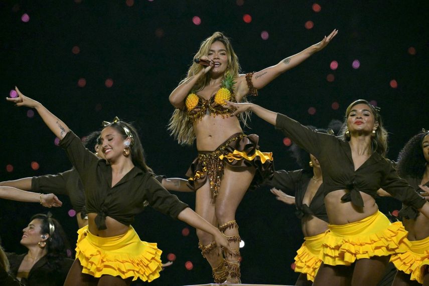 Karol G actúa en el medio tiempo de la NFL en Sao Paulo.