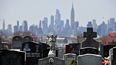 La isla de Manhattan vista desde un cementerio en Brooklyn.