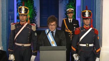 El presidente de Argentina Javier Milei firma el Pacto de Mayo, en la provincia de Tucumán.
