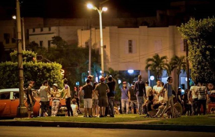 Jóvenes de diferentes tribus urbanas, reunidos en una céntrica calle del Vedado habanero.