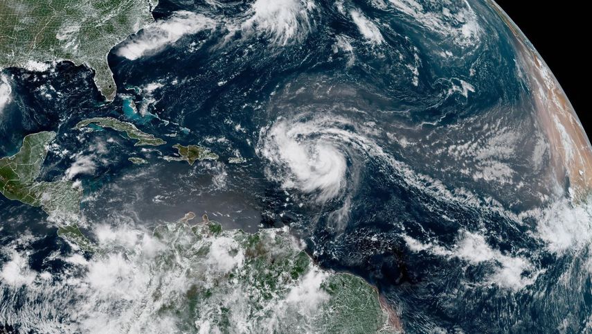Imagen satelital proporcionada por la Administración Nacional Oceánica y Atmosférica (NOAA) muestra el huracán Erin formándose en el océano Atlántico el 15 de agosto de 2025.