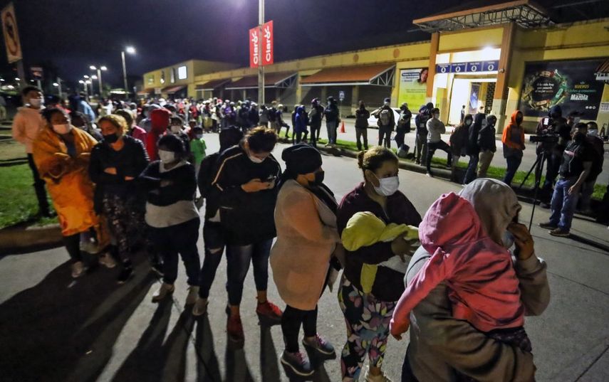 Al menos unas 500 personas salieron en caravana de la gran terminal de transporte de San Pedro Sula, 180 km al norte de Tegucigalpa, rumbo a Corinto, frontera con Guatemala. Sábado 15 de enero 2022.
