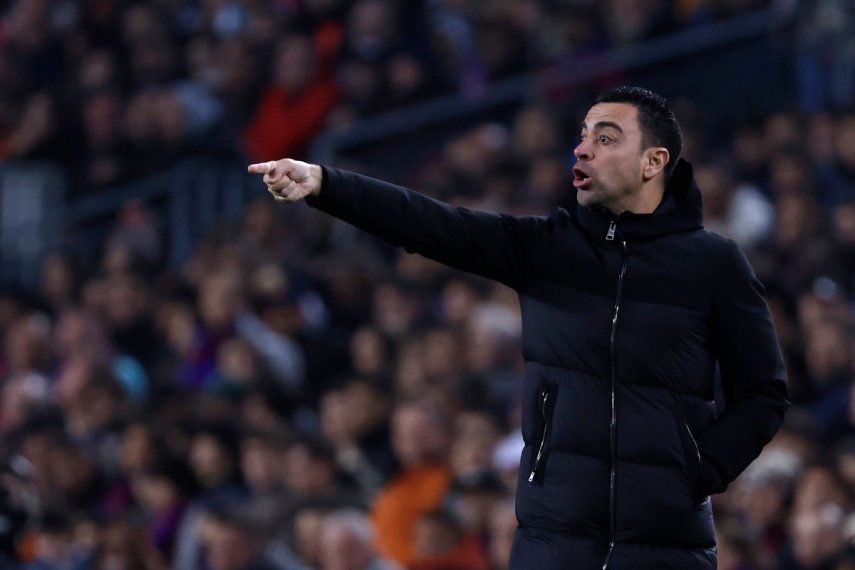 El técnico del Barcelona, Xavi Hernández, da instrucciones durante el partido contra el Manchester United por el playoff de la Liga Europa, en el estadio Camp Nou, el jueves 16 de febrero de 2023.