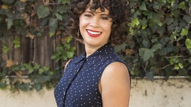 Charise Castro Smith posa para un retrato el 9 de septiembre de 2021 en Los Ángeles para promocionar su película animada de Disney Encanto.&nbsp;