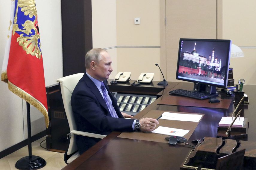 El presidente ruso Vladimir Putin durante una videollamada con funcionarios regionales en Mosc&uacute;, Rusia, el lunes 30 de marzo de 2020