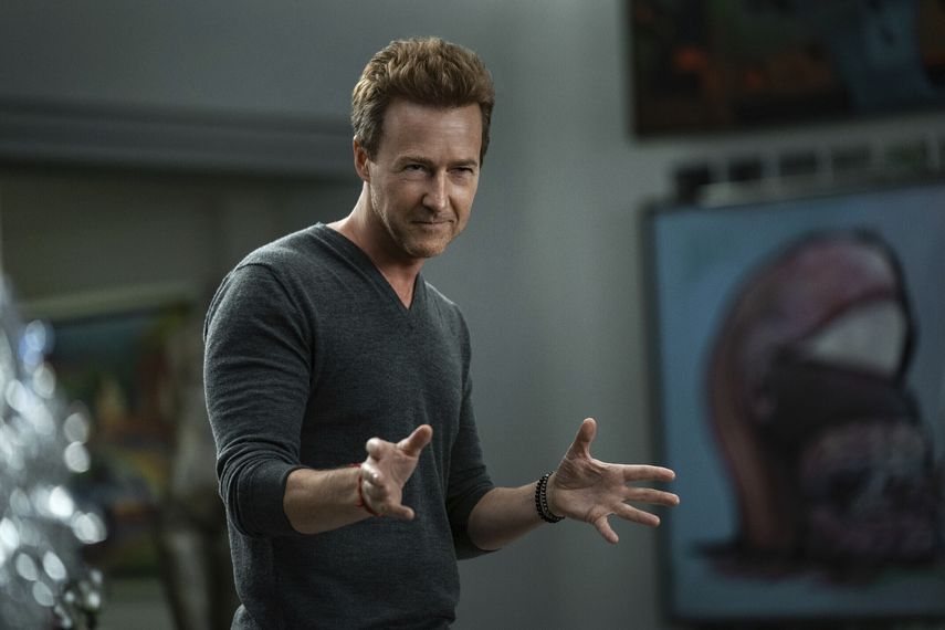 En esta imagen proporcionada por Netflix, Edward Norton en una escena de Glass Onion: A Knives Out Mystery. El hombre tecnológico es el nuevo villano de Hollywood.