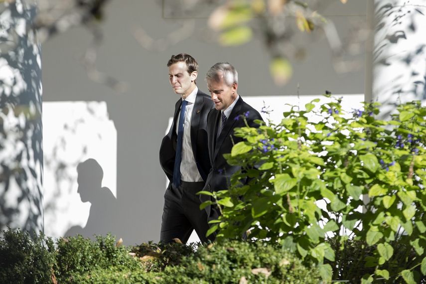 El yerno del presidente electo Donald Trump,&nbsp;Jared&nbsp;Kushner, camina junto al jefe de Gabinete del Gobierno, Denis McDonough, previo a una reunión de Trump con Obama