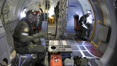 Los tripulantes de un avión de la Fuerza Aérea de Nueva Zelanda buscan restos del vuelo MH370 de Malaysia Airlines en el sur del Océano Indico, a unos 1.500 kilómetros (932 millas) al noroeste de Perth, Australia. (AP)