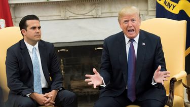 El presidente Donald Trump&nbsp; junto al gobernador de&nbsp;Puerto&nbsp;Rico, Ricardo Rossello, durante su encuentro en el Despacho Oval de la Casa Blanca.