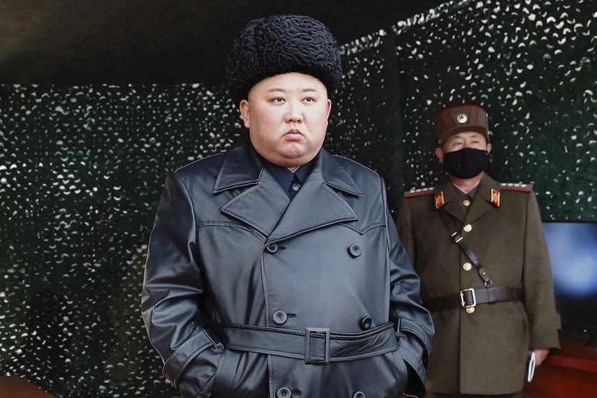 En esta fotograf&iacute;a de archivo del lunes 2 de marzo de 2020, facilitada por el gobierno norcoreano, se ve al gobernante Kim Jong Un cuando inspecciona unas maniobras militares en un lugar no revelado en Corea del Norte.&nbsp;