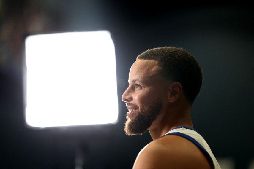 Stephen Curry #30 de los Golden State Warriors habla con ESPN durante la jornada de prensa de los Golden State Warriors en el Chase Center el 29 de septiembre de 2025 en San Francisco, California.&nbsp;