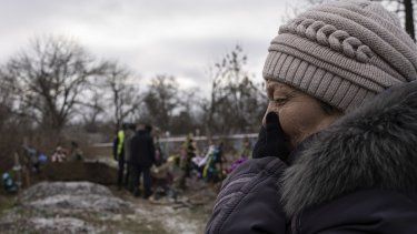 Tamila Pyhyda llora durante la exhumación de su marido, Serhii Pyhyda, asesinado por fuerzas rusas, en la localidad recién liberada de Vysokopillya, Ucrania, el lunes 5 de diciembre de 2022. Los ocupantes rusos dejaron toda clase de trampas cuando huyeron de la ciudad sureña de Jersón, que aún no ha vuelto a la normalidad.&nbsp; 