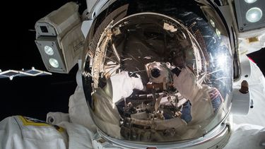 La órbita del&nbsp;ingenio espacial tripulado&nbsp;es elevada periódicamente con ayuda de los propulsores de naves acopladas a ella.