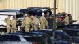 Agentes se reúnen en el estacionamiento de una escuela en la búsqueda de Robert Card, un reservista del ejército al que las autoridades acusan de matar a tiros a 18 personas, el viernes 27 de octubre de 2023, en Lewiston, Maine.&nbsp;