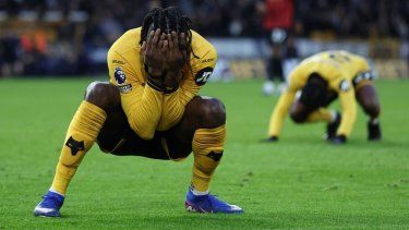 El delantero nigeriano número 14 de Wolverhampton Wanderers, Tolu Arokodare (L), reacciona a una oportunidad perdida durante el partido de fútbol de la Premier League inglesa entre Wolverhampton Wanderers y Bournemouth en el estadio Molineux en Wolverhampton, en el centro de Inglaterra, el 31 de enero de 2026.&nbsp;