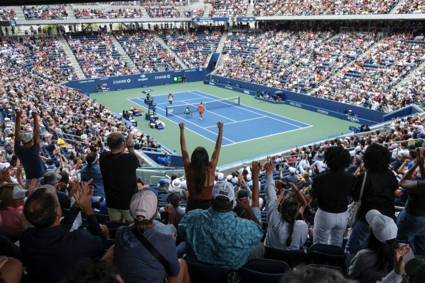 Aficionados gritan durante el encuentro de la brasileña Beatriz Haddad Maia y la estadoundiense Sloane Stephens en la primera ronda del Abierto de Estados Unidos el lunes 28 de agosto del 2023.