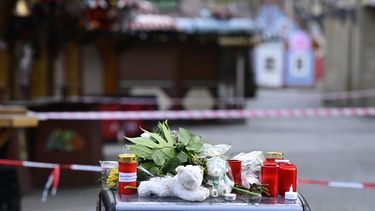 Velas en un monumento improvisado en el lugar donde se produjo un atentado con coche en un mercado navideño de Magdeburgo, en el este de Alemania, el 22 de diciembre de 2024.