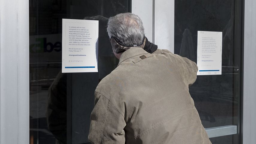 Un hombre intenta averiguar si puede entrar en el restaurante Zaytinya, del chef español José Andrés, cerrado en solidaridad con la protesta Día sin inmigrantes en Washington, Estados Unidos, este 16 de febrero de 2017.