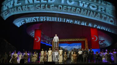 El cantante de ópera estadounidense Will Liverman (centro) actúa durante el ensayo general de “X: The Life and Times of Malcolm X” en la Ópera Metropolitana de Nueva York el 31 de octubre de 2023.