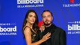 El cantante colombiano J Balvin y su pareja, la modelo argentina Valentina Ferrer, asisten a los Premios Billboard de la Música Latina 2024 en el Fillmore Miami Beach en el Jackie Gleason Theater en Miami Beach, Florida, el 17 de octubre de 2024.&nbsp;