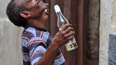 los cubanos se refugian, cada vez mas, en los vicios