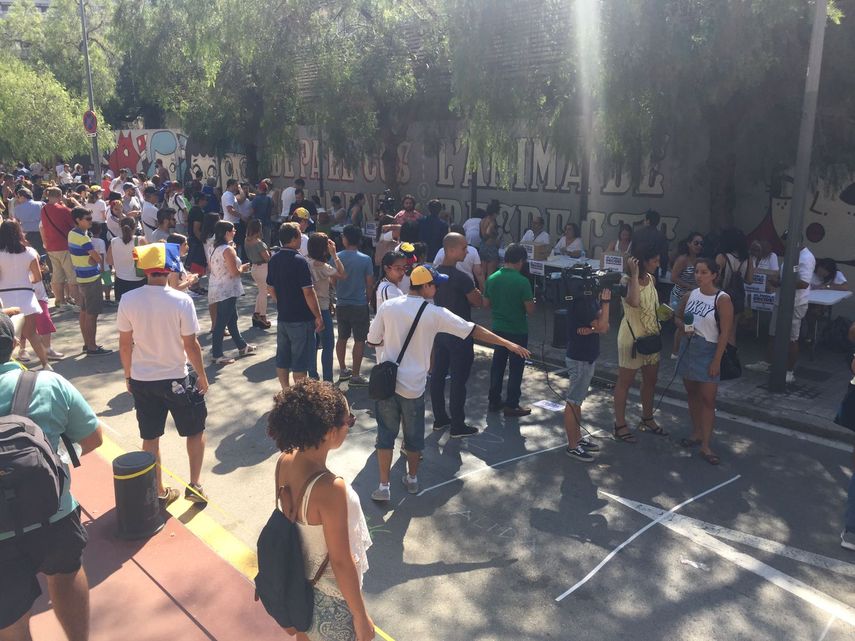Los organizadores abrieron las mesas de votación en la calle para recibir cerca de 16.000 votantes registrados en Barcelona, España.&nbsp;