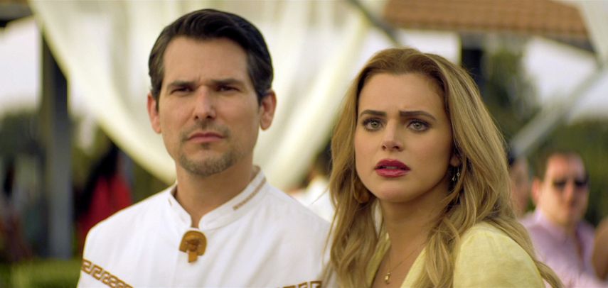 En esta imagen proporcionada por Pantelion Films, Alan Estrada, izquierda, e Isabella Castillo en una escena de La Usurpadora: The Musical.