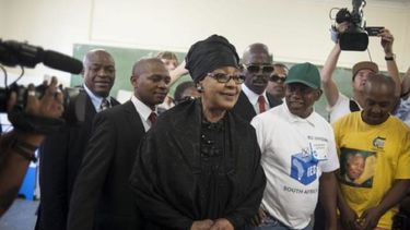Winnie Madikizela-Mandela (c) en una imagen de archivo cuando se disponía a votar en un colegio electoral en Soweto, Sudáfrica.