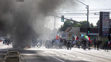 Las fuerzas del orden se enfrentaron con manifestantes durante una protesta tras las redadas federales de inmigración en el barrio de Compton, Los Ángeles, California, la madrugada del 7 de junio de 2025.&nbsp;