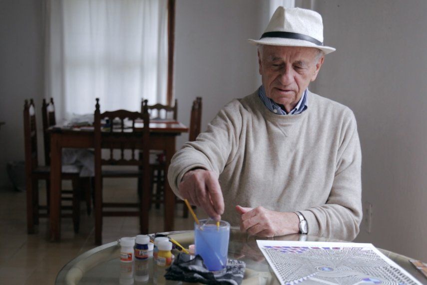 En esta imagen proporcionada por Calouma, se ve al artista mexicano Pedro Friedeberg en una escena del documental Pedro.