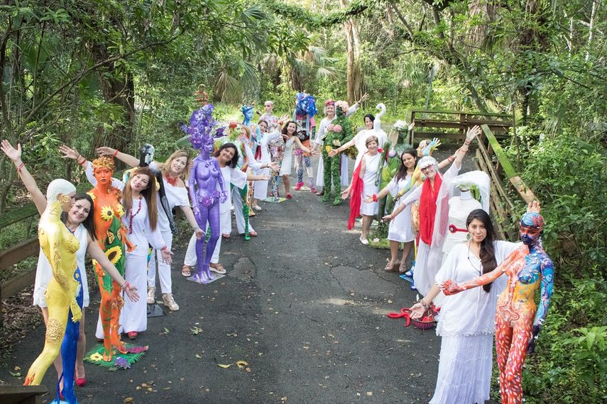La pintora argentina (der.) posa junto al maniquí, acompañada de las otras artistas que exponen su obra en la exhibición Mirada de mujer. 