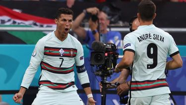El delantero portugués Cristiano Ronaldo celebra tras notar el segundo gol de su equipo durante el partido de fútbol del Grupo F de la UEFA EURO 2020