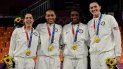 En primer lugar (desde la izquierda) Kelsey Plum las estadounidenses Jacquelyn Young, Stefanie Dolson y Allisha Grayc celebran en el podio con su medalla de oro durante la ceremonia de entrega de baloncesto femenino 3x3 En primer lugar (desde la izquierda) Kelsey Plum las estadounidenses Jacquelyn Young, Stefanie Dolson y Allisha Grayc celebran en el podio con su medalla de oro durante la ceremonia de entrega de baloncesto femenino 3x3