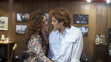 Fotograma de la serie Luis Miguel, que muestra&nbsp;a la actriz colombiana Paulina Davila, en el papel de la primera novia del cantante y al actor&nbsp;Diego Boneta como Luis Miguel.&nbsp;