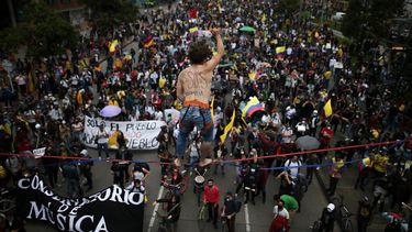 Un equilibrista camina por la cuerda floja sobre los asistentes a una protesta antigubernamental en Bogotá, Colombia, el 12 de mayo de 2021. Los colombianos llevan semanas saliendo a la calle en todo el país para protestar por la propuesta del gobierno de elevar los impuestos a servicios públicos, combustibles, salarios y pensiones. Las marchas continuaron después de que el presidente, Iván Duque, retiró el plan