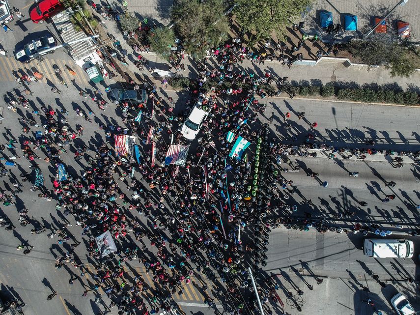 Un grupo de personas tratan de cruzar la garita El Chaparral, de la ciudad de Tijuana, en el estado de Baja California (México).&nbsp;&nbsp;