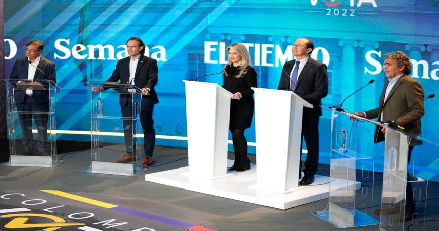 Los candidatos presidenciales, de izquierda a derecha, Gustavo Petro, Federico Gutiérrez y Sergio Fajardo, a la derecha, participan en un debate presidencial.