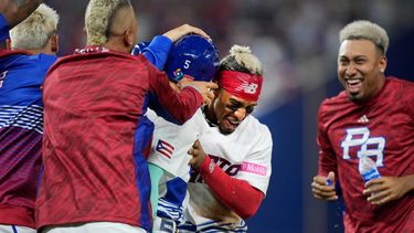 Los jugadores de Puerto Rico abrazan a Enrique Hernández (5) luego que éste dio el sencillo que remolcó a Martín Maldonado con la carrera que definió en el octavo inning la victoria 1-0 ante Israel en el Clásico Mundial de béisbol, el lunes 13 de marzo de 2023. Los jugadores de Puerto Rico abrazan a Enrique Hernández (5) luego que éste dio el sencillo que remolcó a Martín Maldonado con la carrera que definió en el octavo inning la victoria 1-0 ante Israel en el Clásico Mundial de béisbol, el lunes 13 de marzo de 2023.