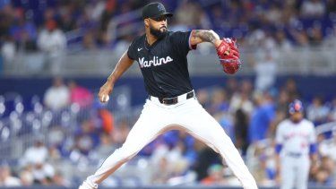 Sandy Alcántara, lanzador de los Marlins de Miami, durante un juego.