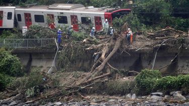 La Agencia Meteorológica de Japón (JMA) mantiene en alerta máxima en las prefecturas de Kioto (oeste) y Gifu (centro), tras haber levantando progresivamente las que impuso entre el viernes y este sábado en Fukuoka, Nagasaki, Saga, Hiroshima, Okayama, Tottori y Hyogo