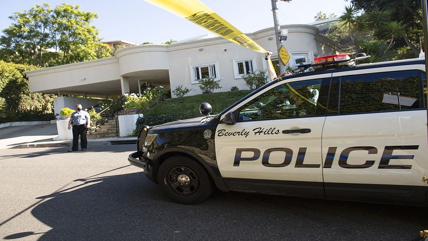Una cinta de la policía bloquea el acceso a la cuadra 1100 de Maytor, donde se encuentra la casa de Jacqueline Avant en la cima de la colina, en Beverly Hills, California, el 1 de diciembre de 2021. La esposa del hombre conocido como el Padrino de la música negra fue asesinada en un robo.
