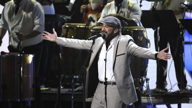 El m&uacute;sico Juan Luis Guerra act&uacute;a en los Latin Grammy.